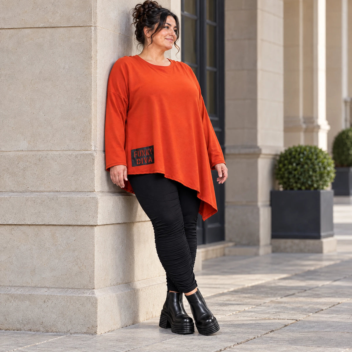 Langarmshirt in kräftigem Orange mit asymmetrischem Zipfelsaum aus weichem Stretchjersey