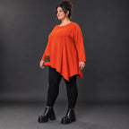 Langarmshirt in kräftigem Orange mit asymmetrischem Zipfelsaum aus weichem Stretchjersey