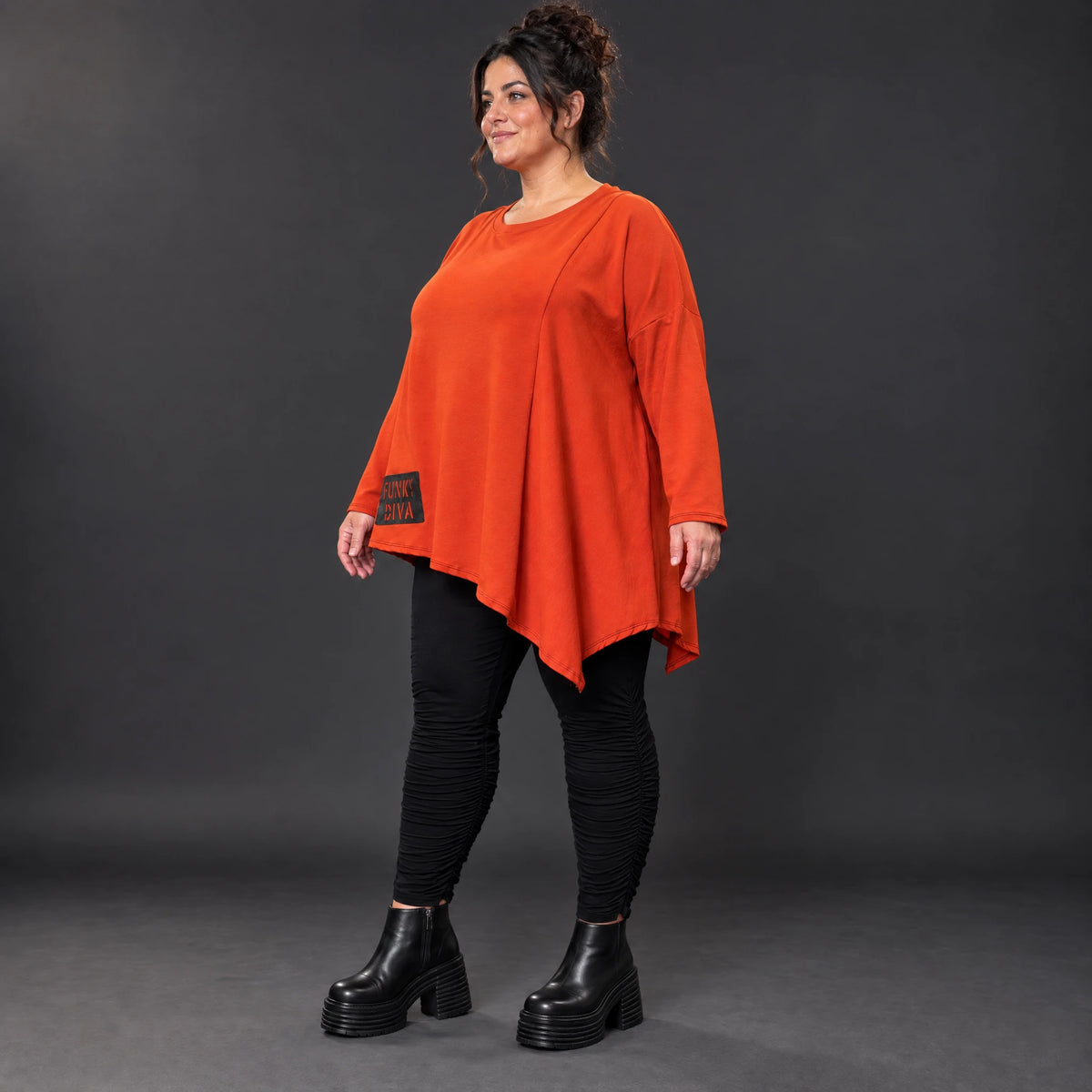 Langarmshirt in kräftigem Orange mit asymmetrischem Zipfelsaum aus weichem Stretchjersey