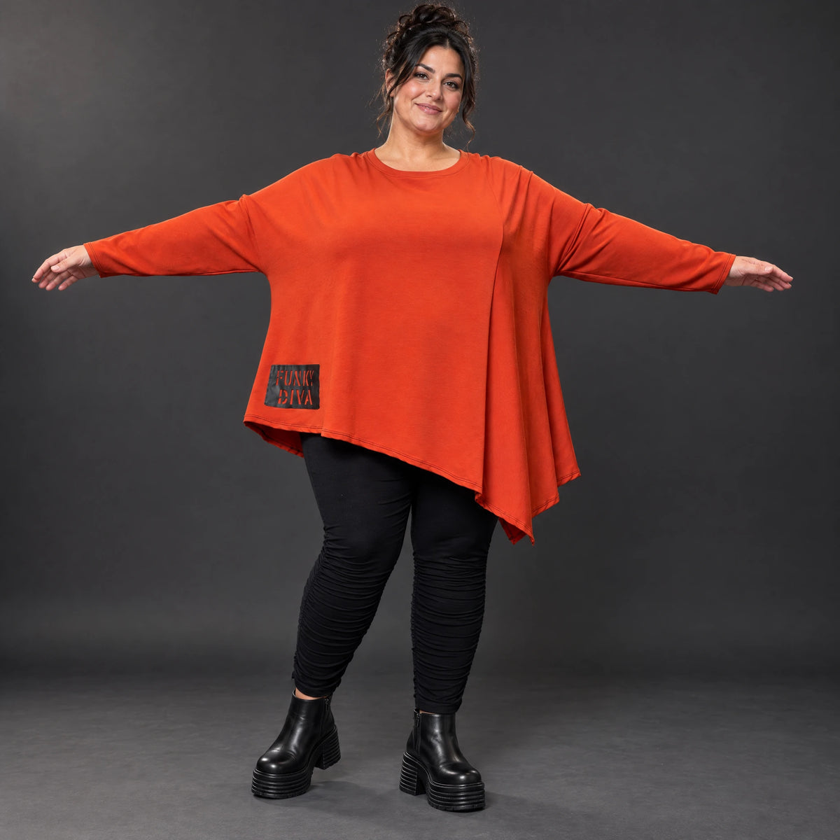 Langarmshirt in kräftigem Orange mit asymmetrischem Zipfelsaum aus weichem Stretchjersey