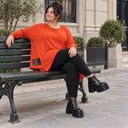 Langarmshirt in kräftigem Orange mit asymmetrischem Zipfelsaum aus weichem Stretchjersey