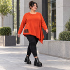 Langarmshirt in kräftigem Orange mit asymmetrischem Zipfelsaum aus weichem Stretchjersey