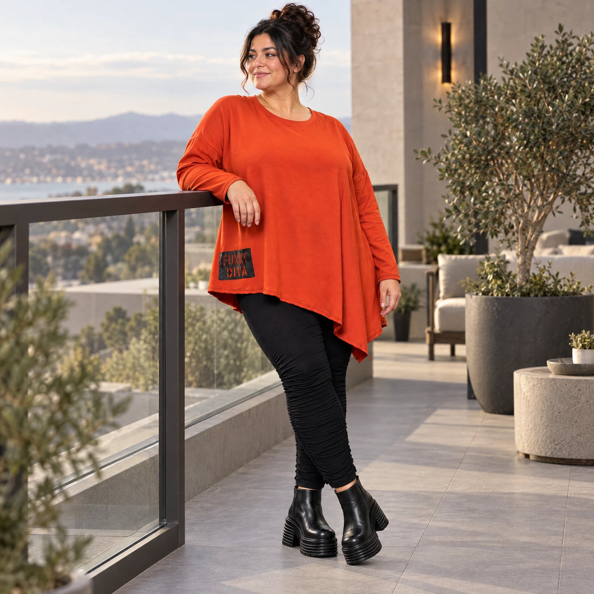 Langarmshirt in kräftigem Orange mit asymmetrischem Zipfelsaum aus weichem Stretchjersey