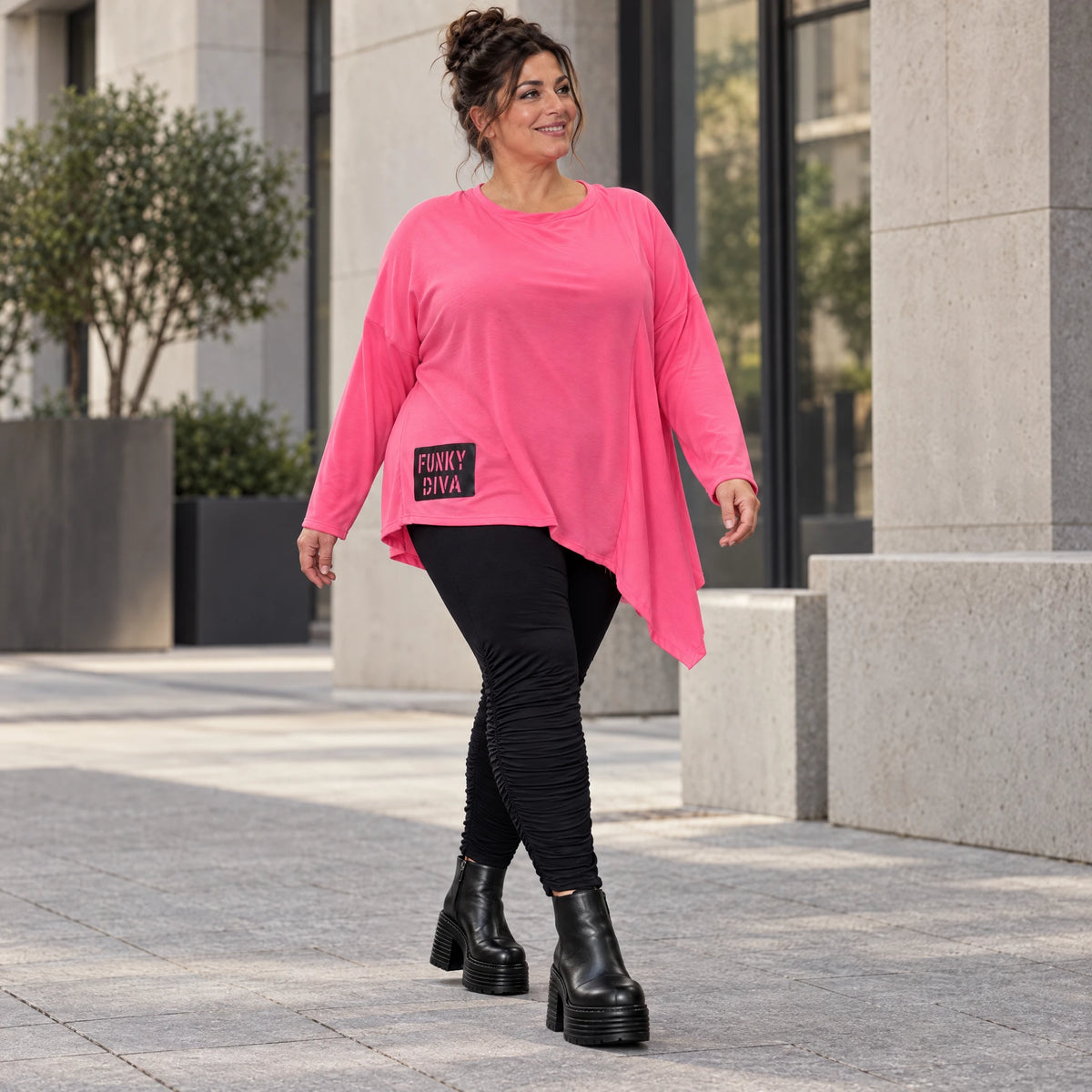 Langarmshirt in frischem Pink mit asymmetrischem Zipfelsaum aus weichem Stretchjersey