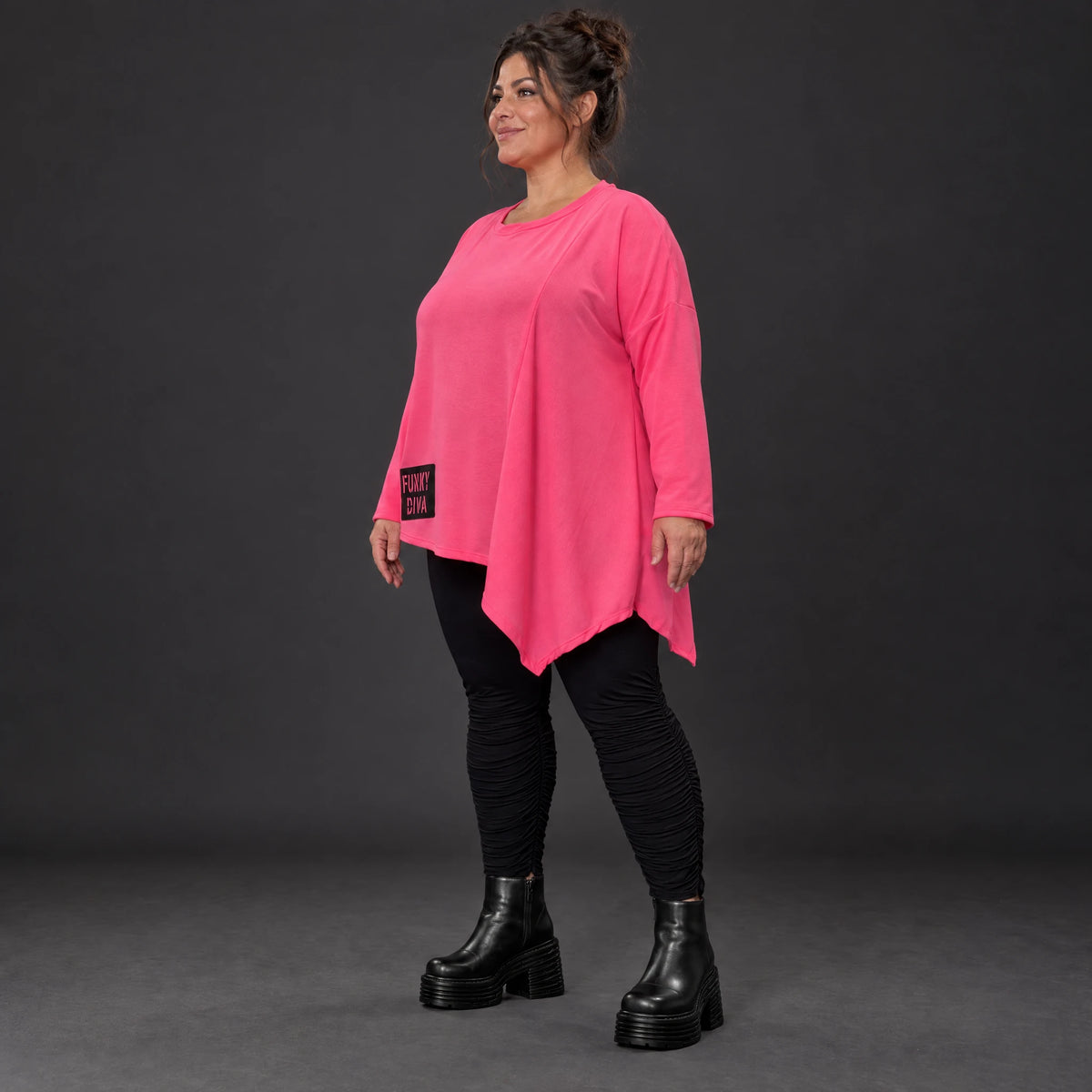 Langarmshirt in frischem Pink mit asymmetrischem Zipfelsaum aus weichem Stretchjersey