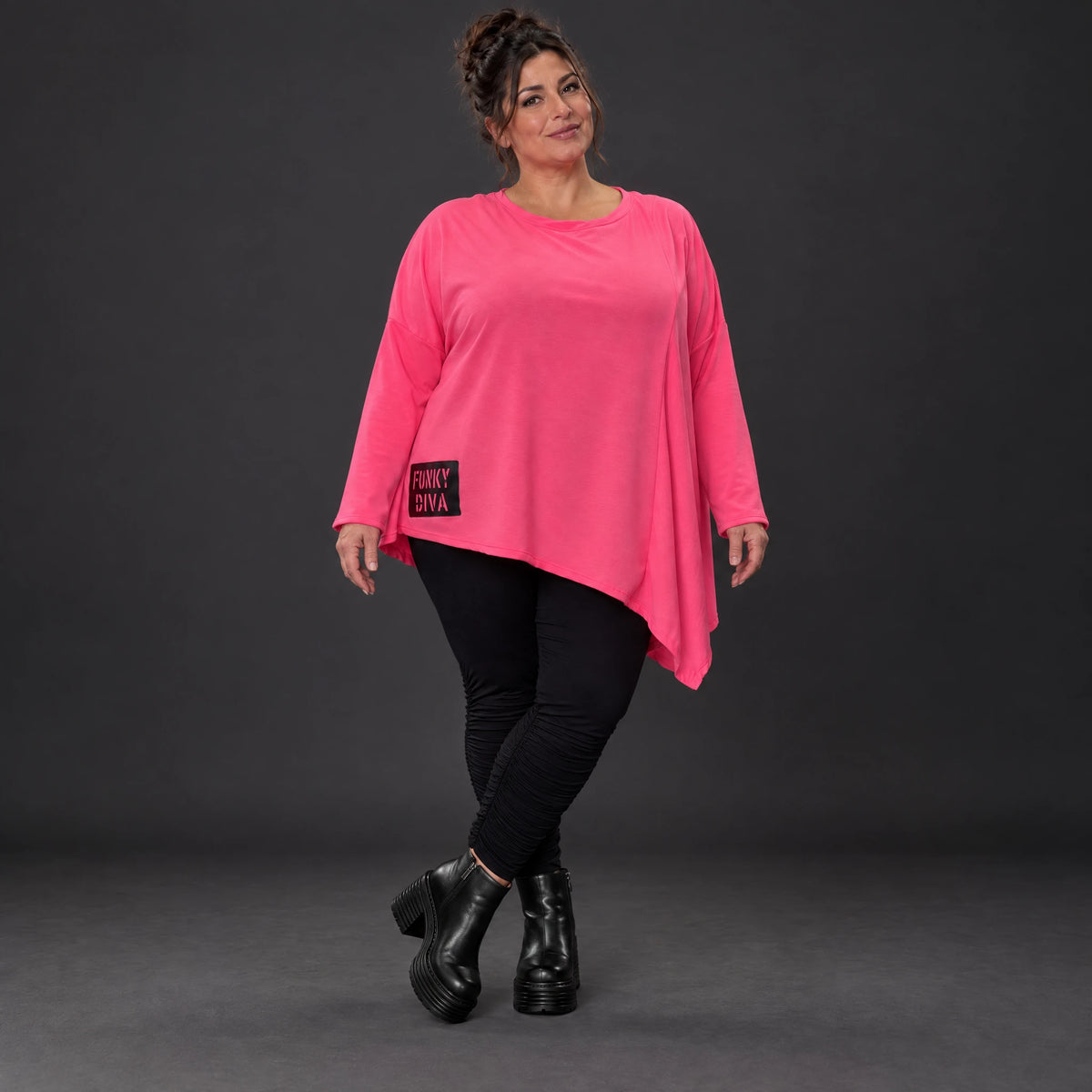 Langarmshirt in frischem Pink mit asymmetrischem Zipfelsaum aus weichem Stretchjersey