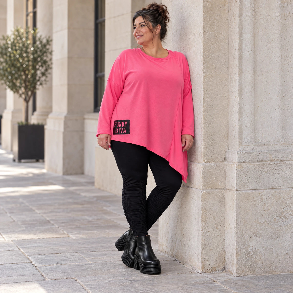 Langarmshirt in frischem Pink mit asymmetrischem Zipfelsaum aus weichem Stretchjersey