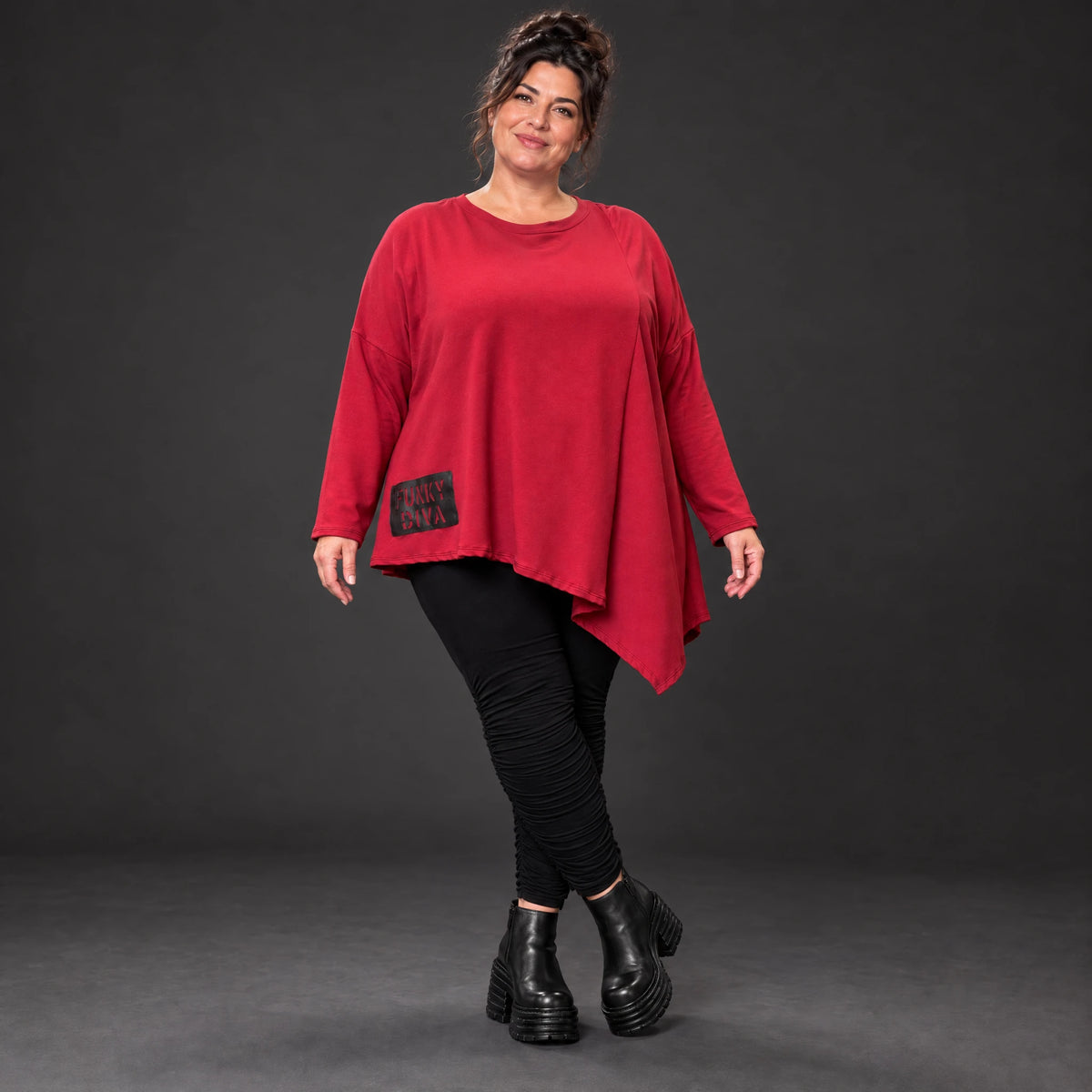 Rotes Langarmshirt mit asymmetrischem Zipfelsaum aus weichem Stretchjersey aus Italien