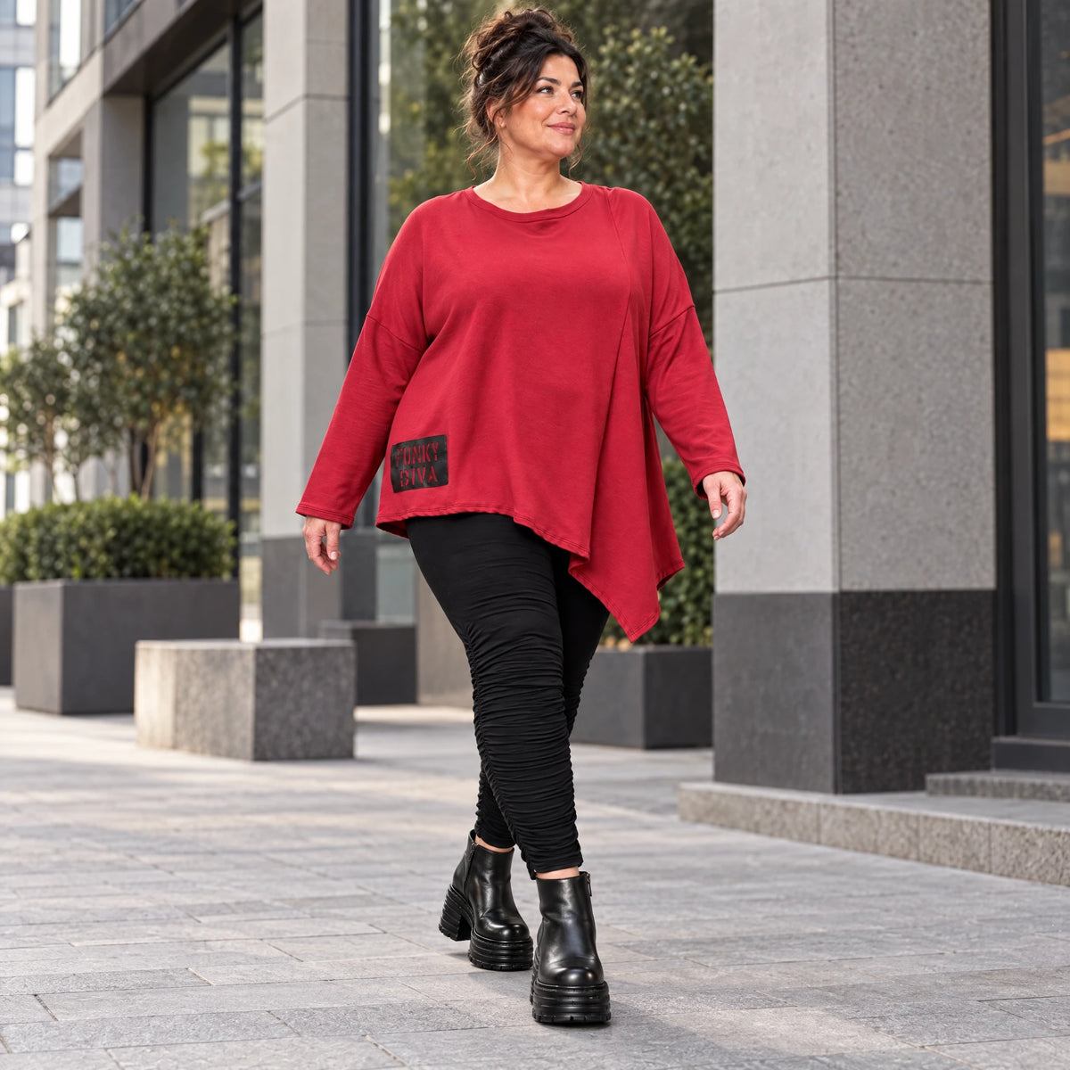 Rotes Langarmshirt mit asymmetrischem Zipfelsaum aus weichem Stretchjersey aus Italien