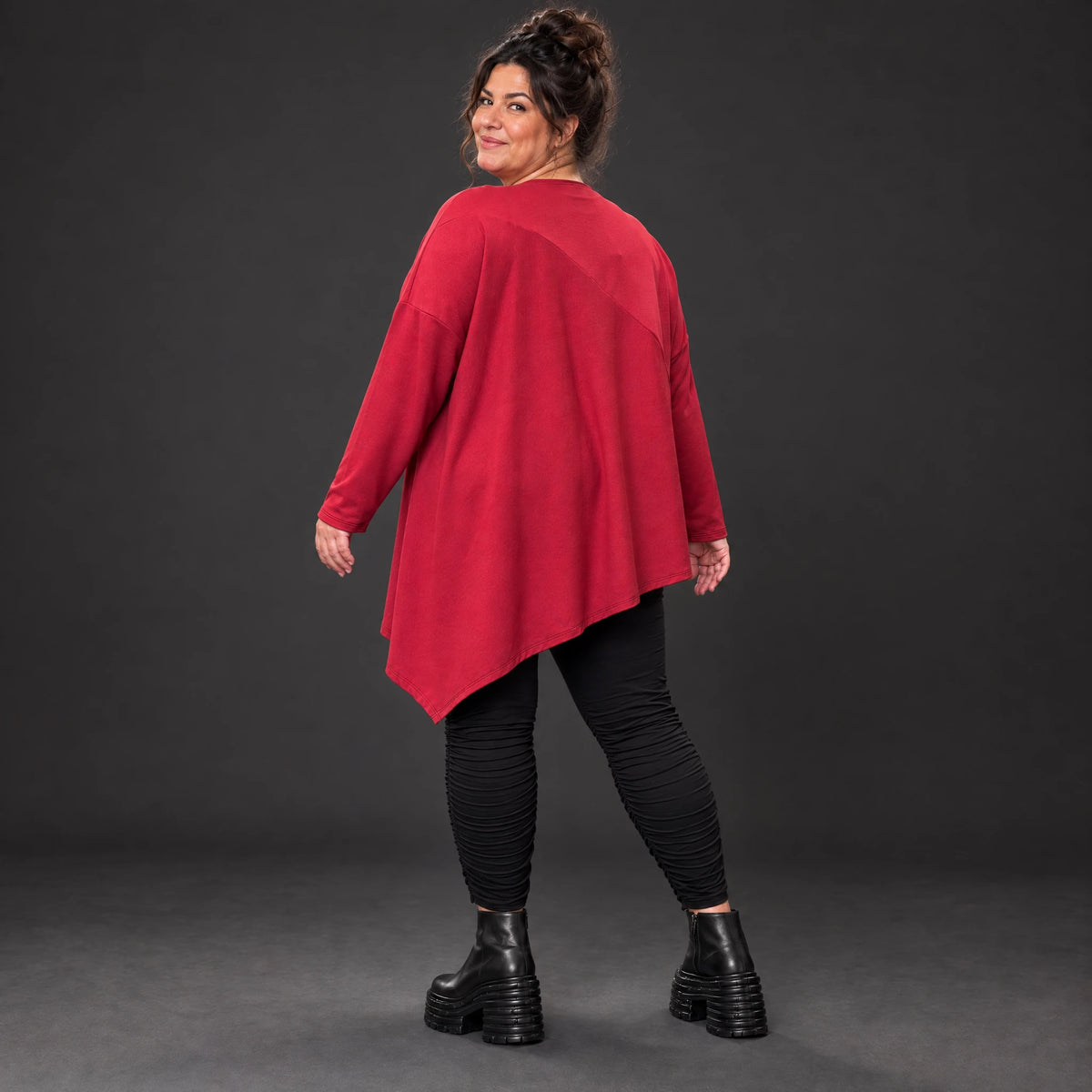 Rotes Langarmshirt mit asymmetrischem Zipfelsaum aus weichem Stretchjersey aus Italien