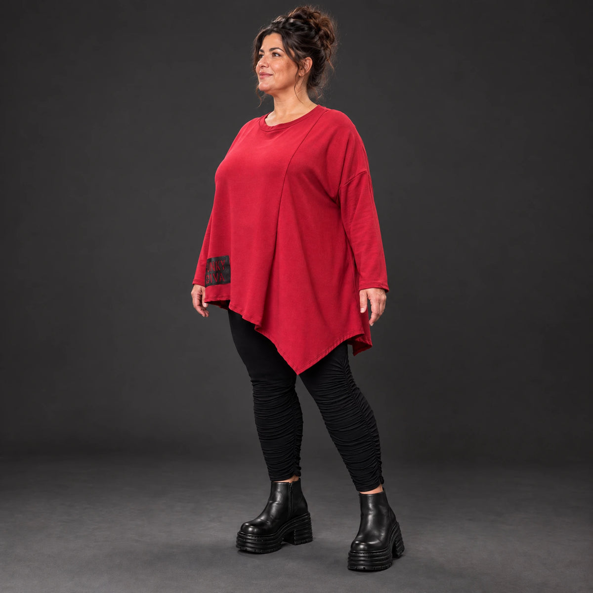 Rotes Langarmshirt mit asymmetrischem Zipfelsaum aus weichem Stretchjersey aus Italien