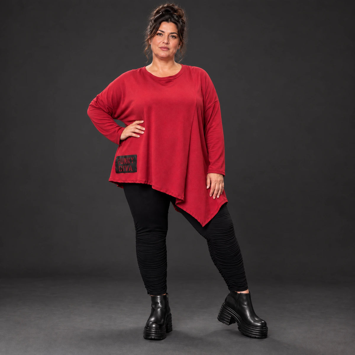 Rotes Langarmshirt mit asymmetrischem Zipfelsaum aus weichem Stretchjersey aus Italien