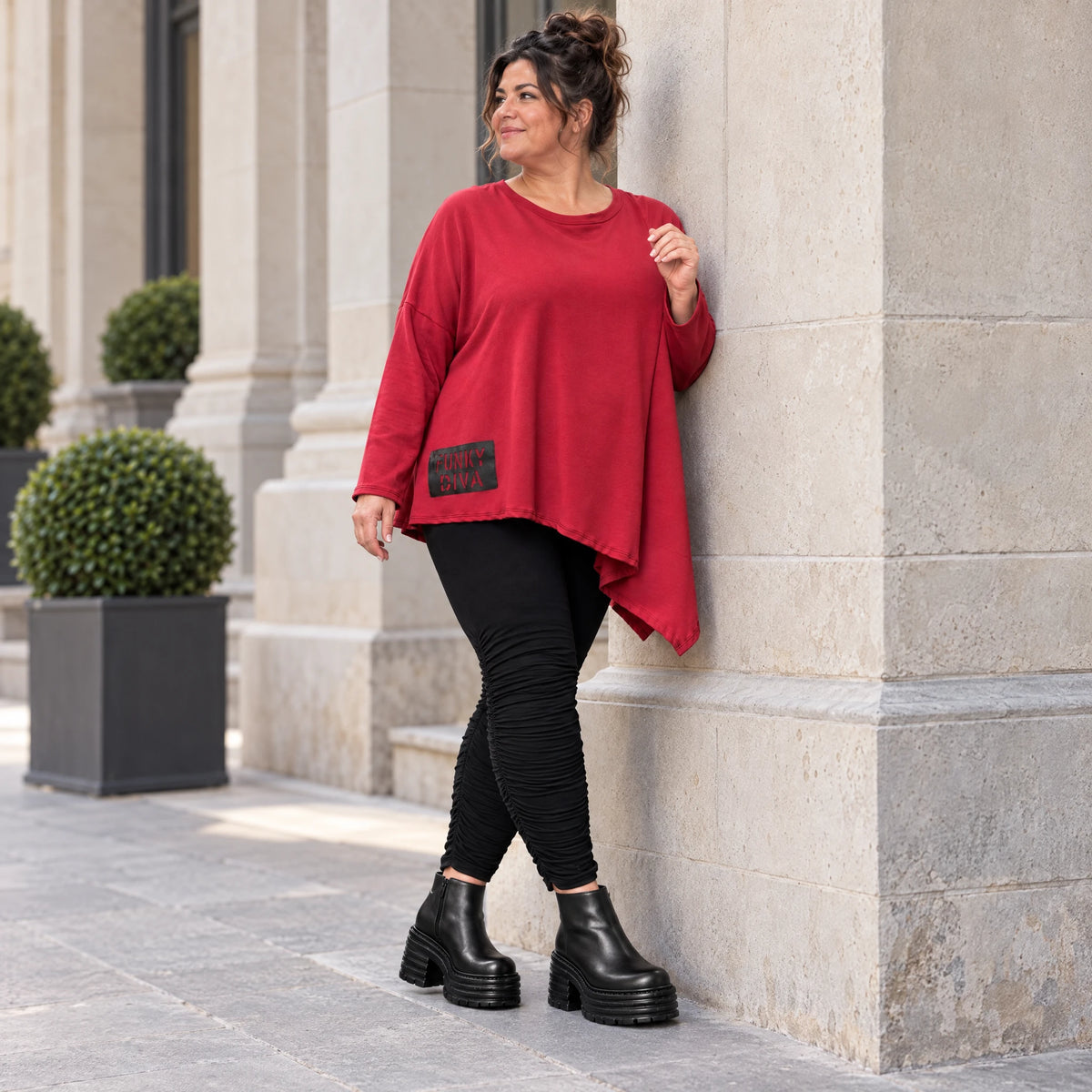 Rotes Langarmshirt mit asymmetrischem Zipfelsaum aus weichem Stretchjersey aus Italien