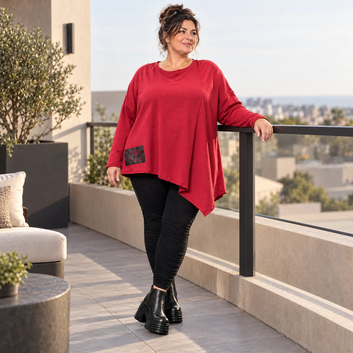 Rotes Langarmshirt mit asymmetrischem Zipfelsaum aus weichem Stretchjersey aus Italien