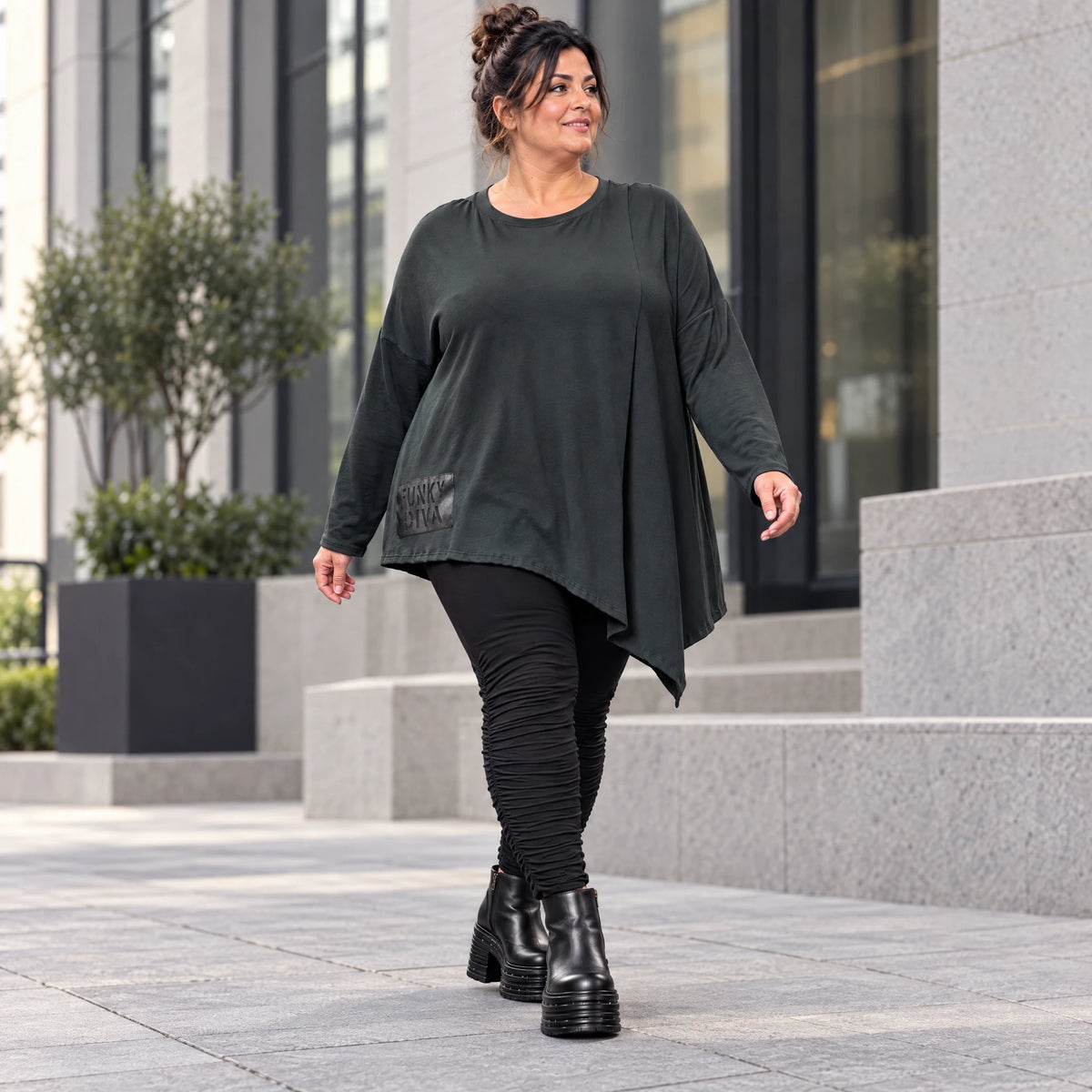 Schwarzes Langarmshirt mit asymmetrischem Zipfelsaum in warmem Stretchjersey aus Italien