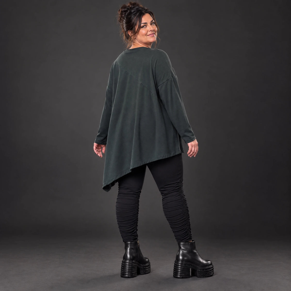 Schwarzes Langarmshirt mit asymmetrischem Zipfelsaum in warmem Stretchjersey aus Italien