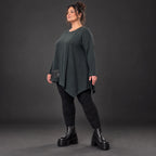 Schwarzes Langarmshirt mit asymmetrischem Zipfelsaum in warmem Stretchjersey aus Italien