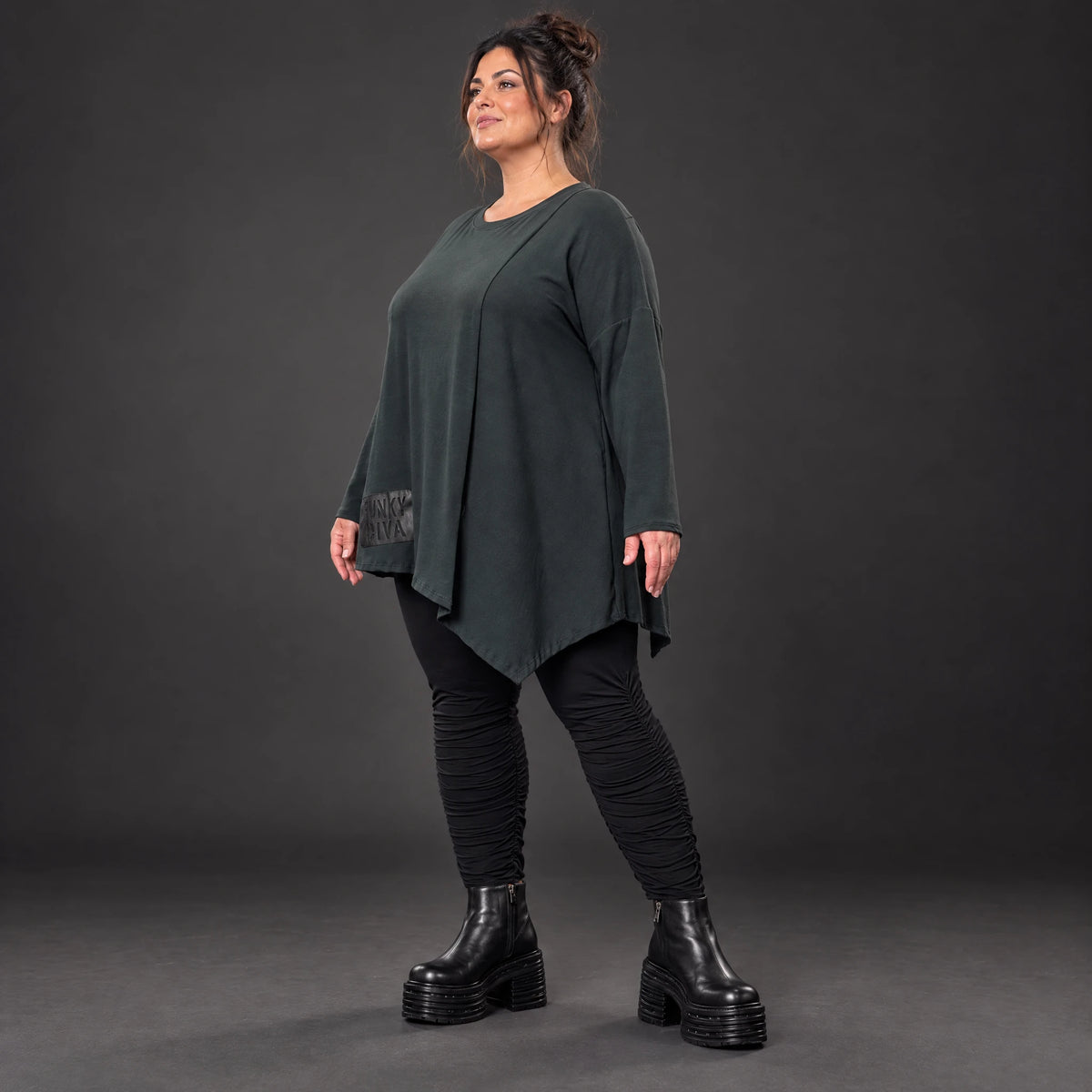 Schwarzes Langarmshirt mit asymmetrischem Zipfelsaum in warmem Stretchjersey aus Italien