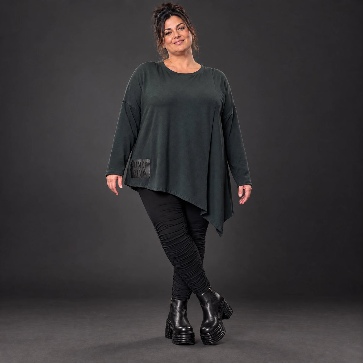 Schwarzes Langarmshirt mit asymmetrischem Zipfelsaum in warmem Stretchjersey aus Italien