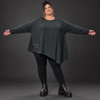 Schwarzes Langarmshirt mit asymmetrischem Zipfelsaum in warmem Stretchjersey aus Italien