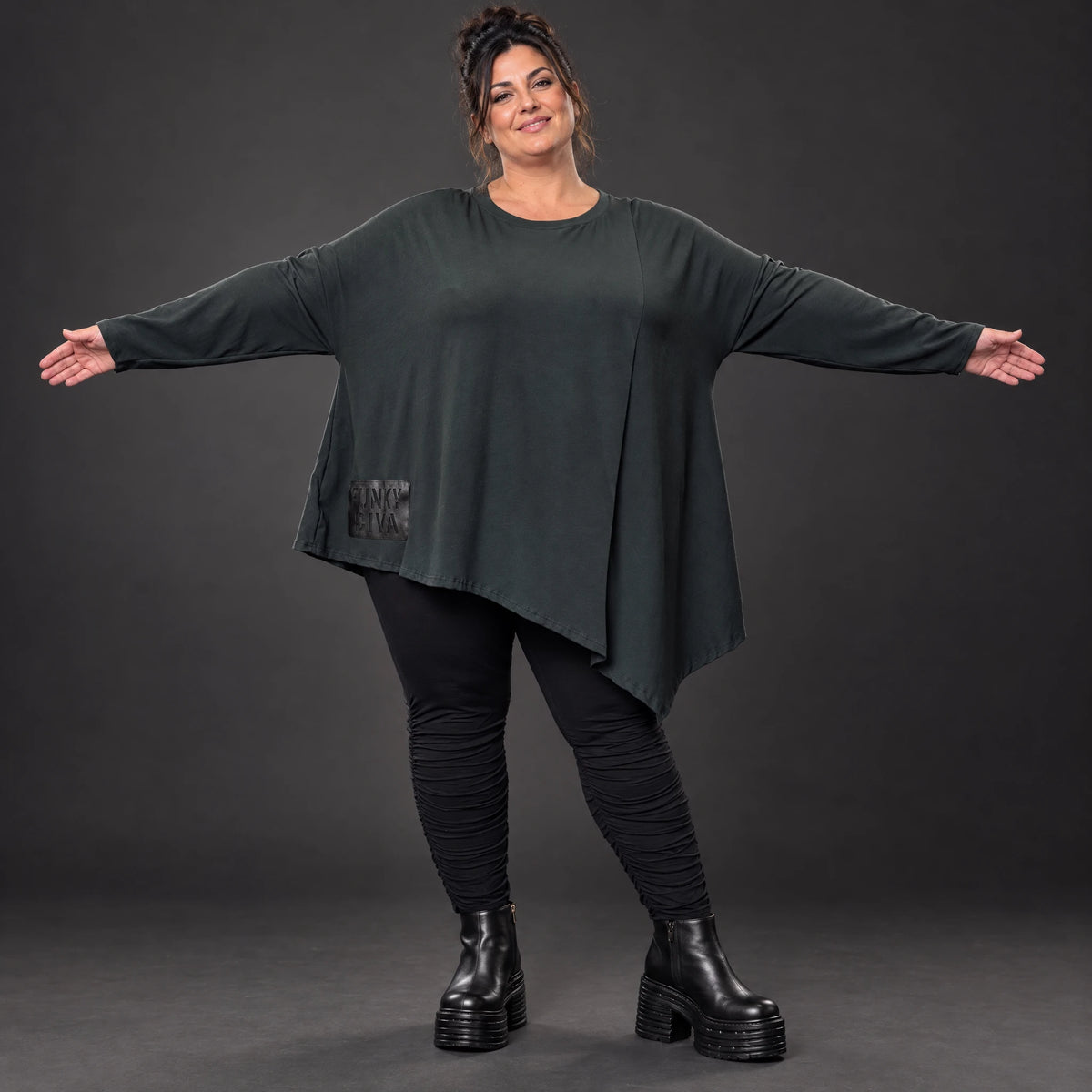 Schwarzes Langarmshirt mit asymmetrischem Zipfelsaum in warmem Stretchjersey aus Italien