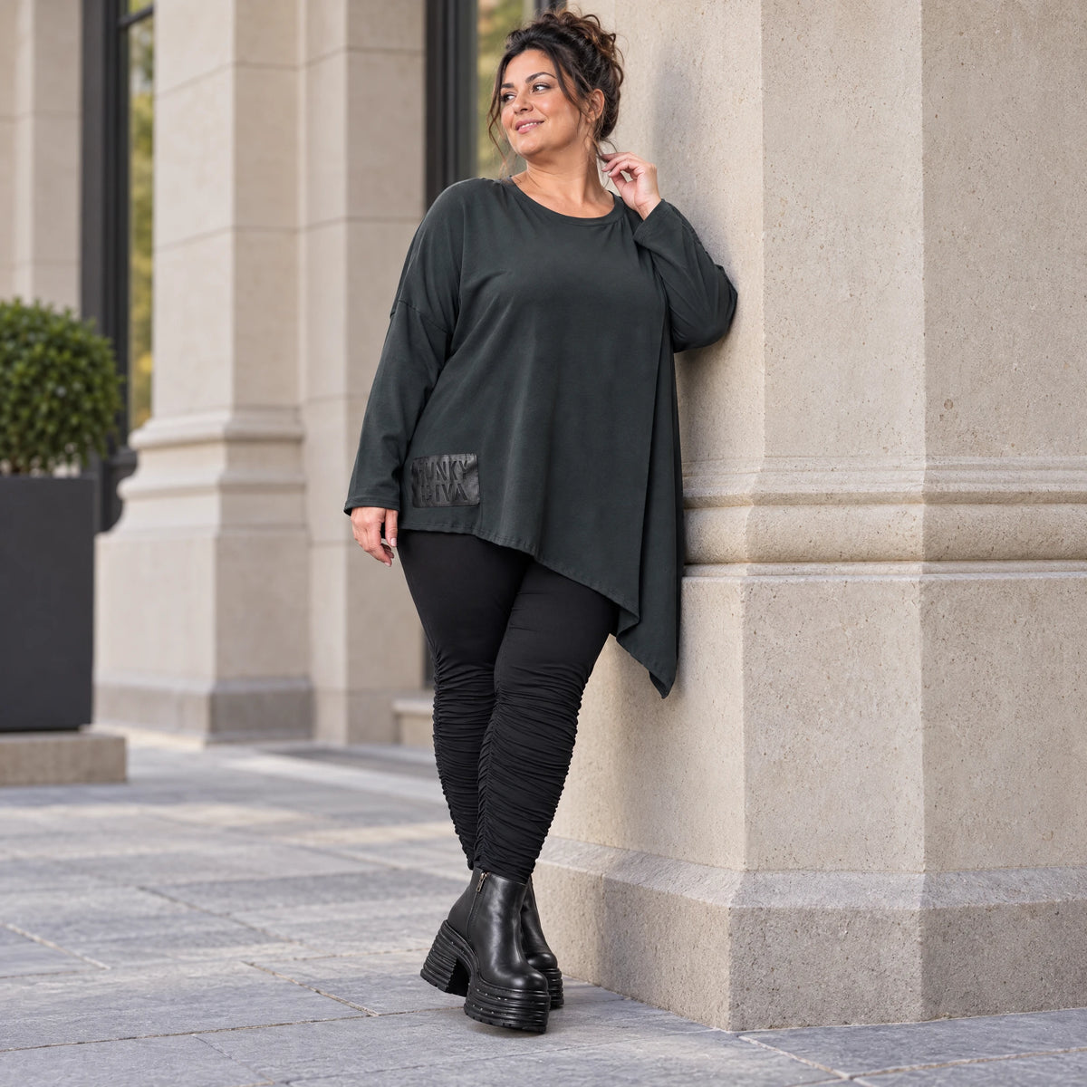 Schwarzes Langarmshirt mit asymmetrischem Zipfelsaum in warmem Stretchjersey aus Italien