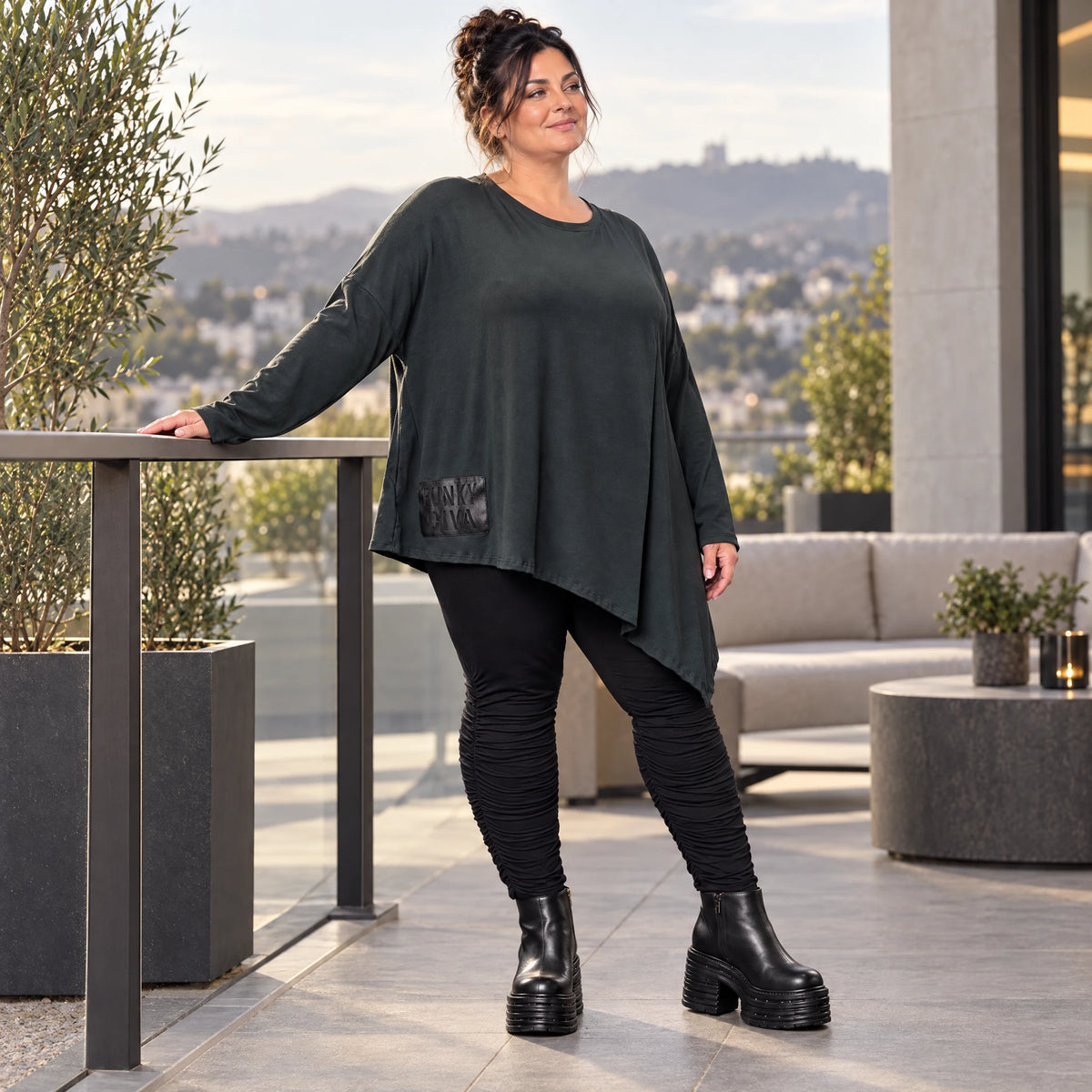 Schwarzes Langarmshirt mit asymmetrischem Zipfelsaum in warmem Stretchjersey aus Italien