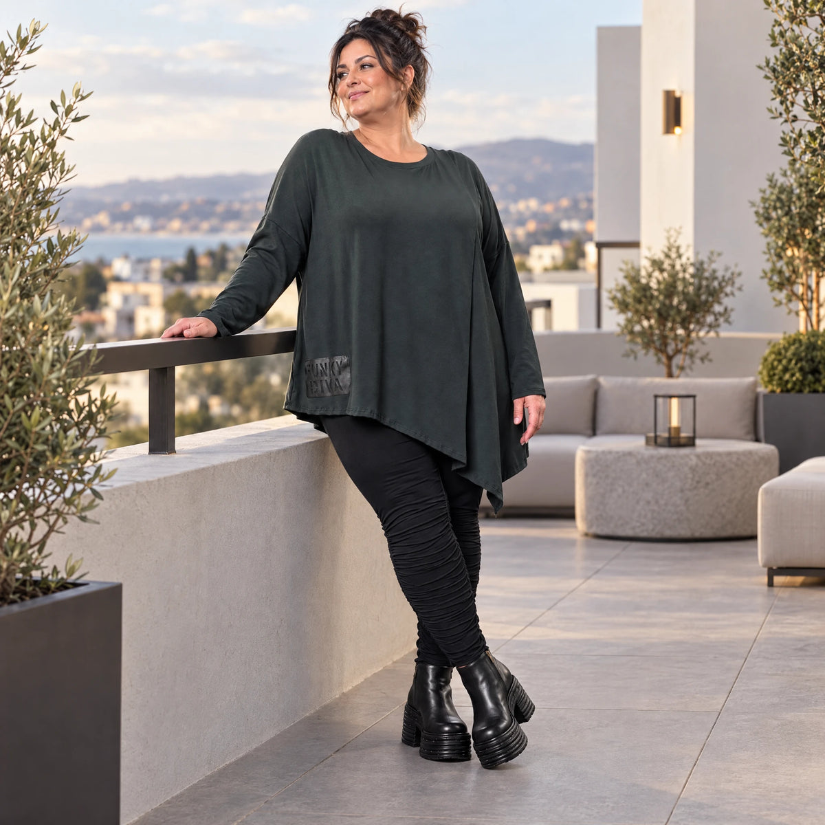 Schwarzes Langarmshirt mit asymmetrischem Zipfelsaum in warmem Stretchjersey aus Italien