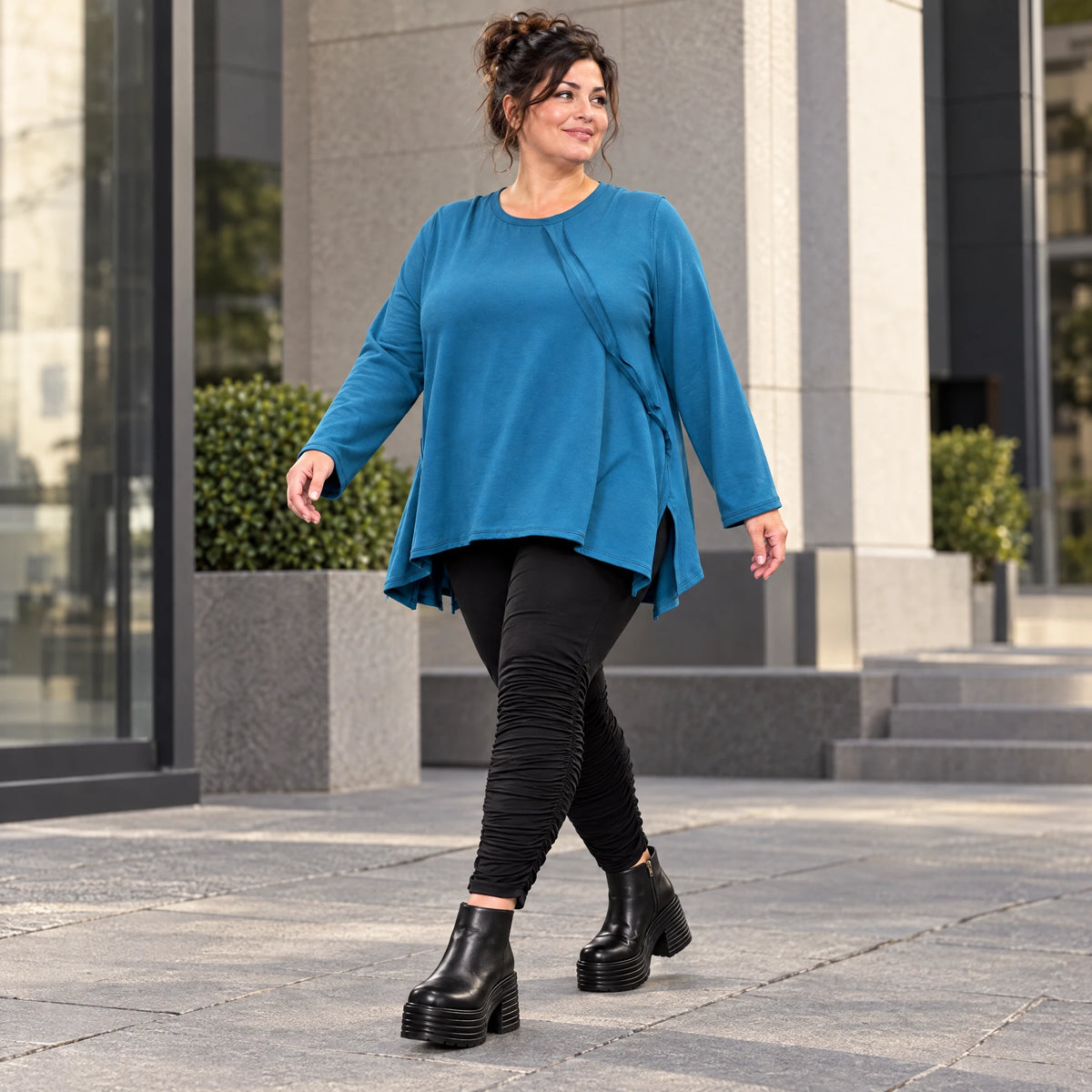 Blaues Langarmshirt aus warmem Stretchjersey in fließender A-Linie mit Rundhalsausschnitt