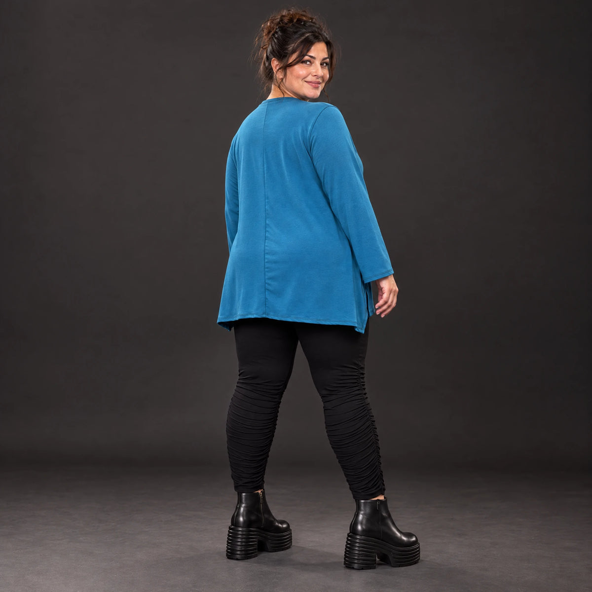 Blaues Langarmshirt aus warmem Stretchjersey in fließender A-Linie mit Rundhalsausschnitt