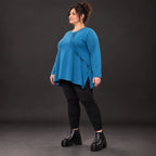 Blaues Langarmshirt aus warmem Stretchjersey in fließender A-Linie mit Rundhalsausschnitt