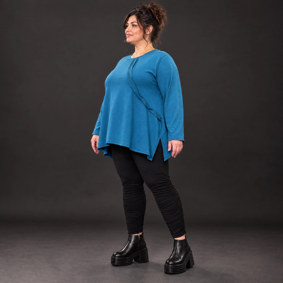 Blaues Langarmshirt aus warmem Stretchjersey in fließender A-Linie mit Rundhalsausschnitt