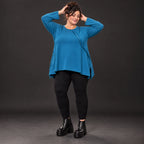 Blaues Langarmshirt aus warmem Stretchjersey in fließender A-Linie mit Rundhalsausschnitt
