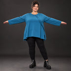 Blaues Langarmshirt aus warmem Stretchjersey in fließender A-Linie mit Rundhalsausschnitt