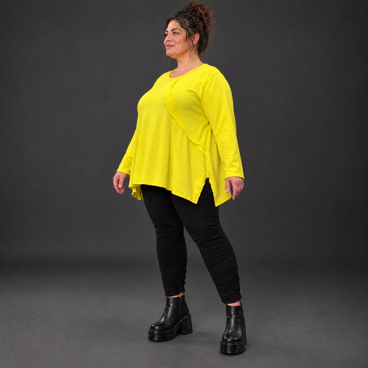 Langarmshirt in strahlendem Gelb mit fließender A-Linie aus weichem Baumwolljersey