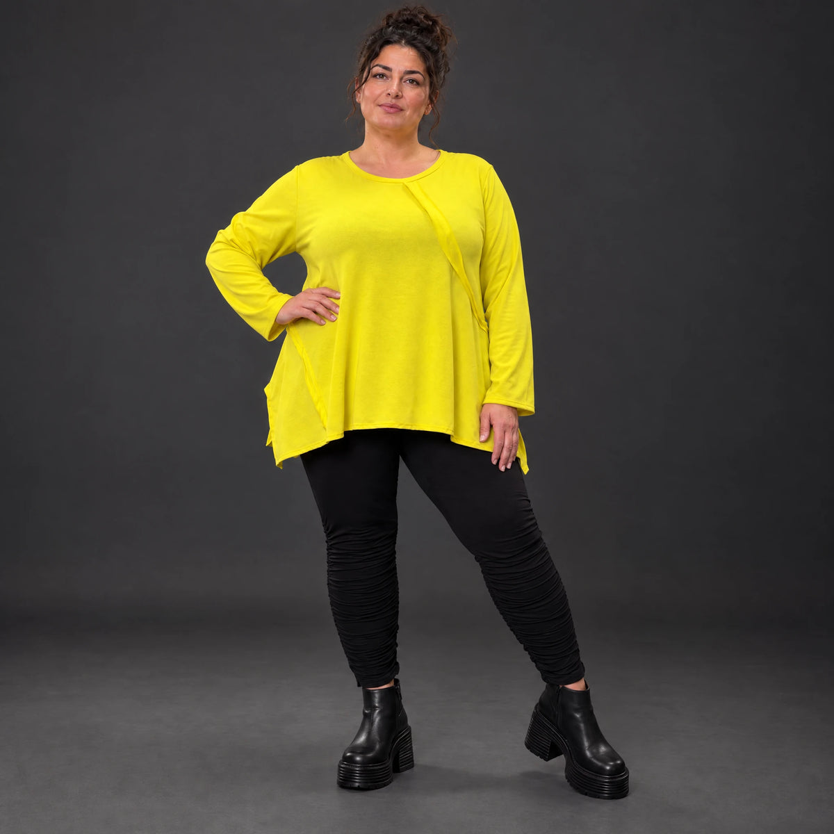 Langarmshirt in strahlendem Gelb mit fließender A-Linie aus weichem Baumwolljersey