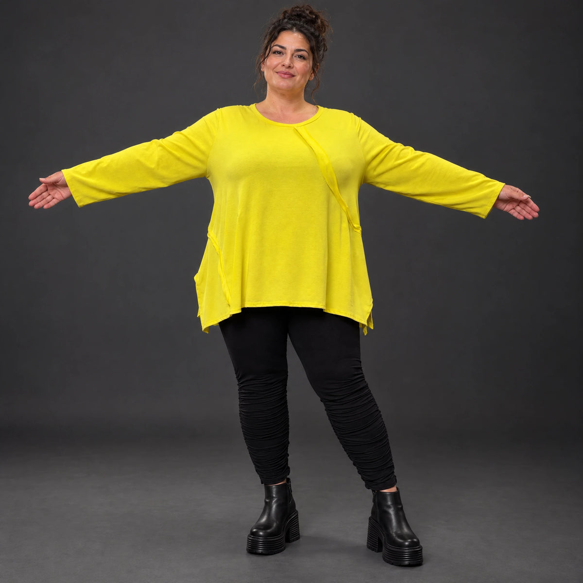 Langarmshirt in strahlendem Gelb mit fließender A-Linie aus weichem Baumwolljersey