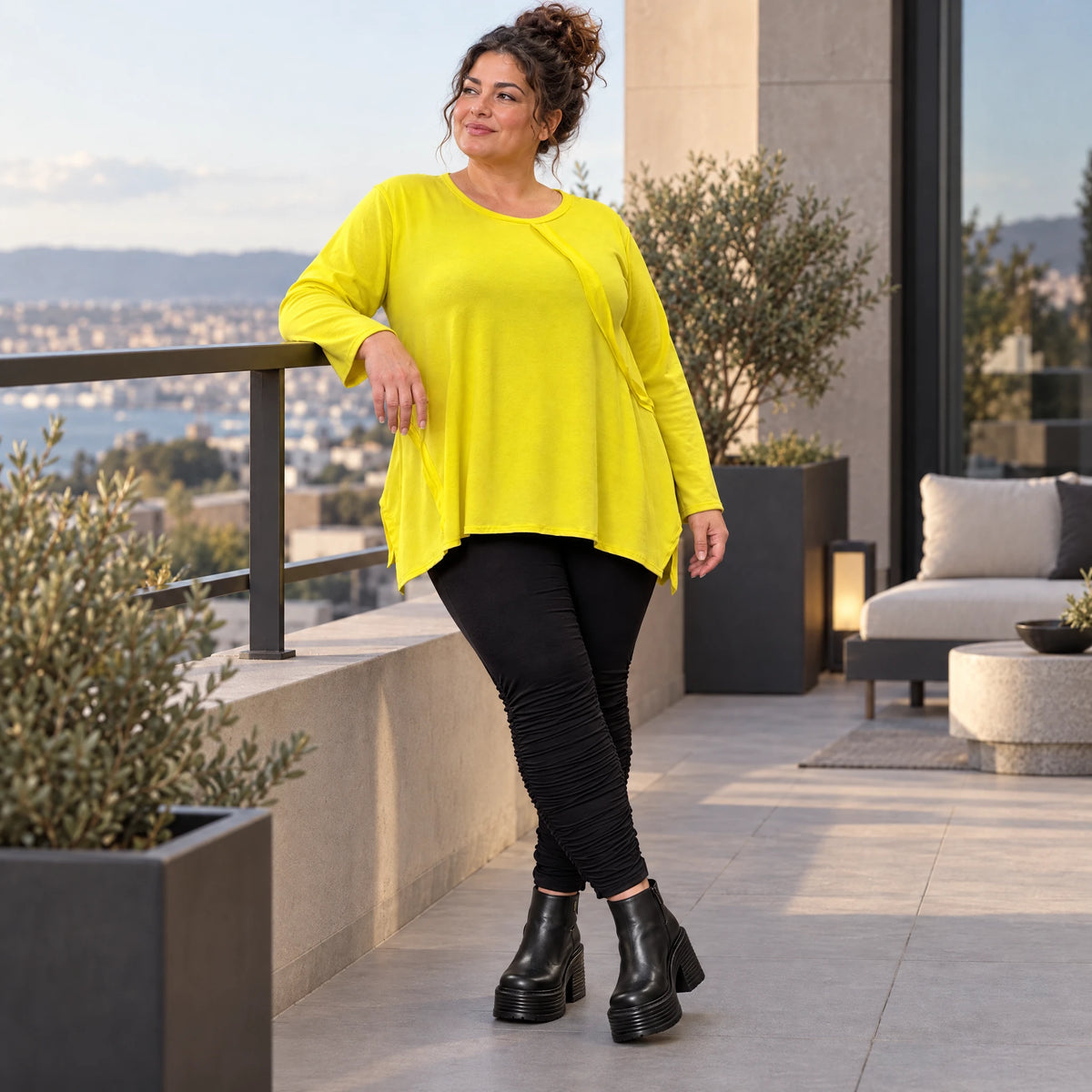 Langarmshirt in strahlendem Gelb mit fließender A-Linie aus weichem Baumwolljersey