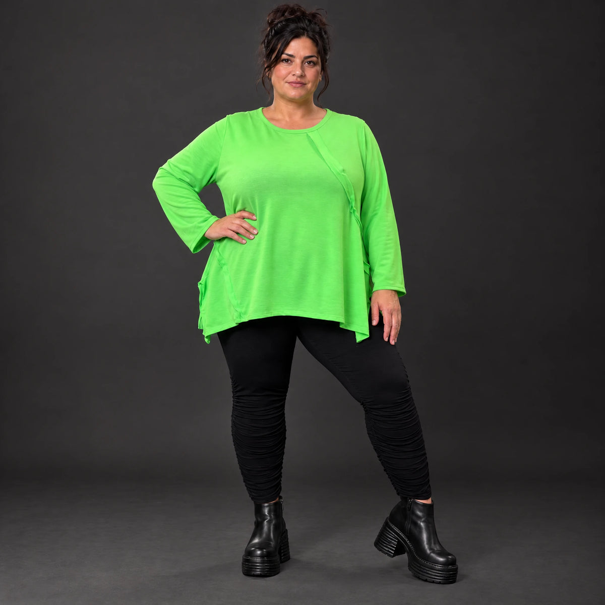 Langarmshirt in Grün aus feinem warmem Stretchjersey aus Italien mit fließender A-Linie