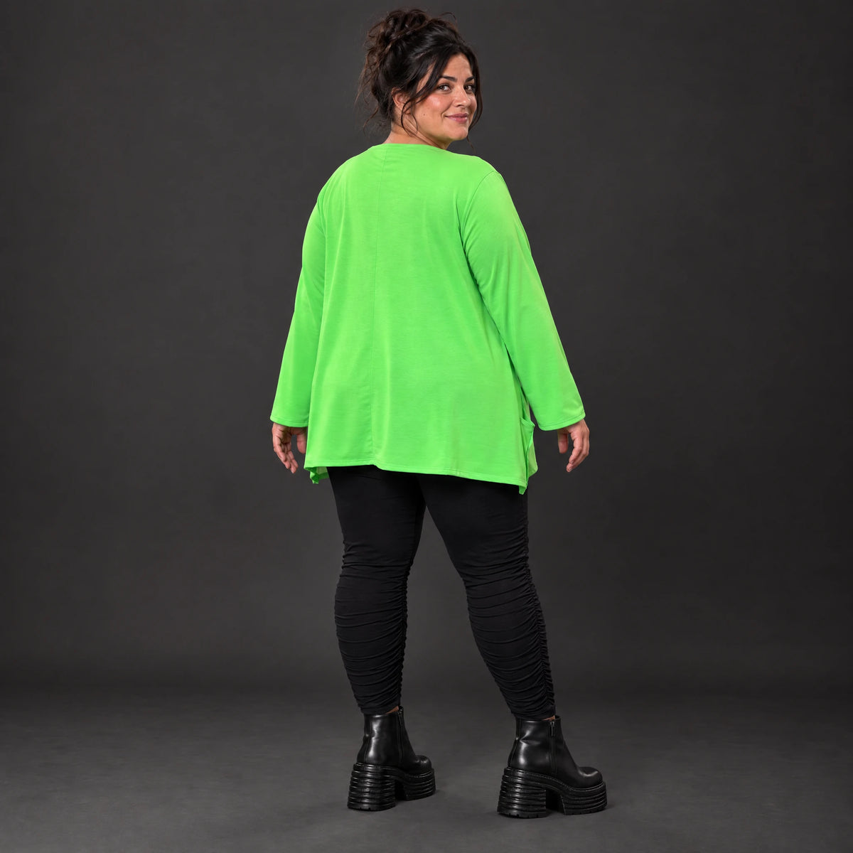 Langarmshirt in Grün aus feinem warmem Stretchjersey aus Italien mit fließender A-Linie