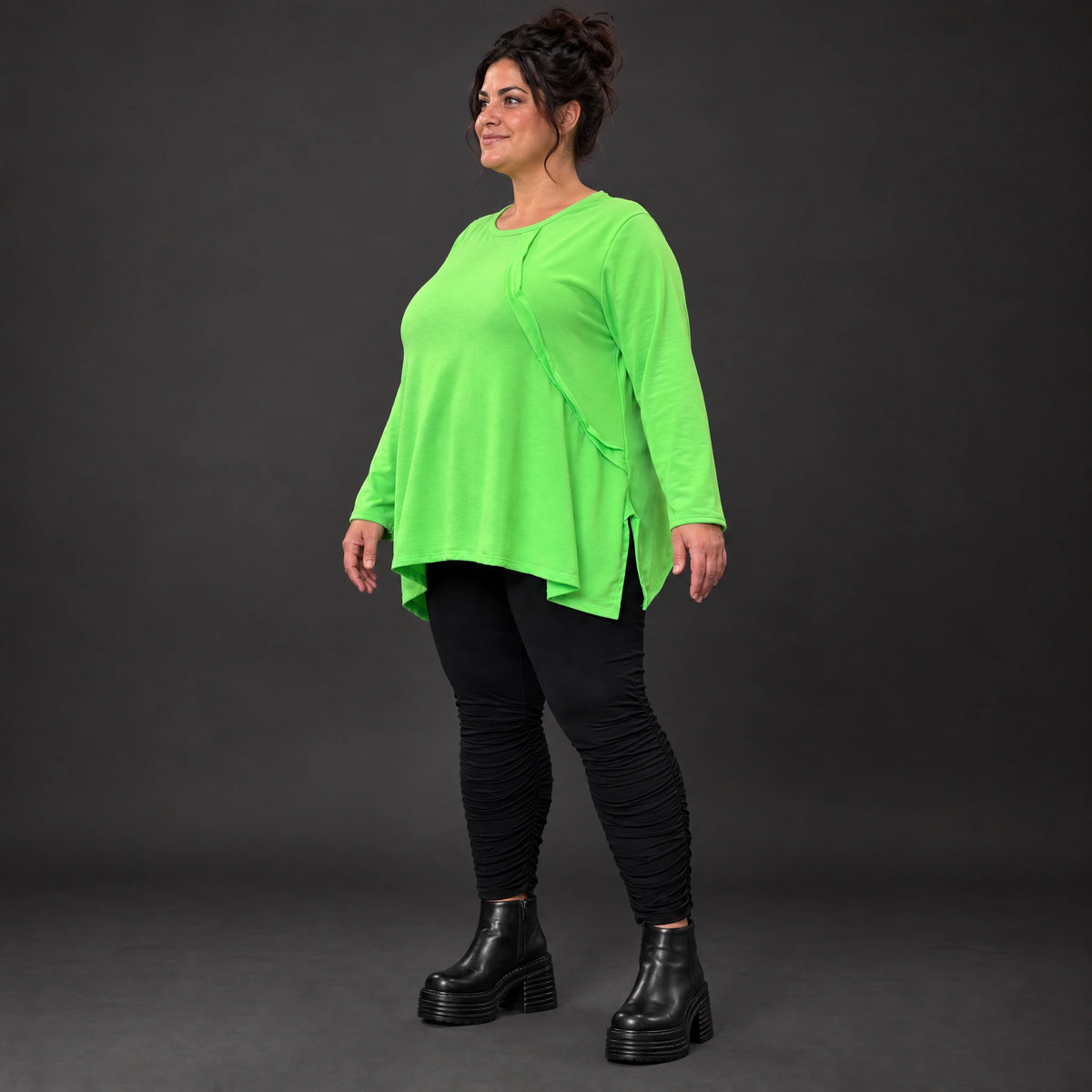 Langarmshirt in Grün aus feinem warmem Stretchjersey aus Italien mit fließender A-Linie