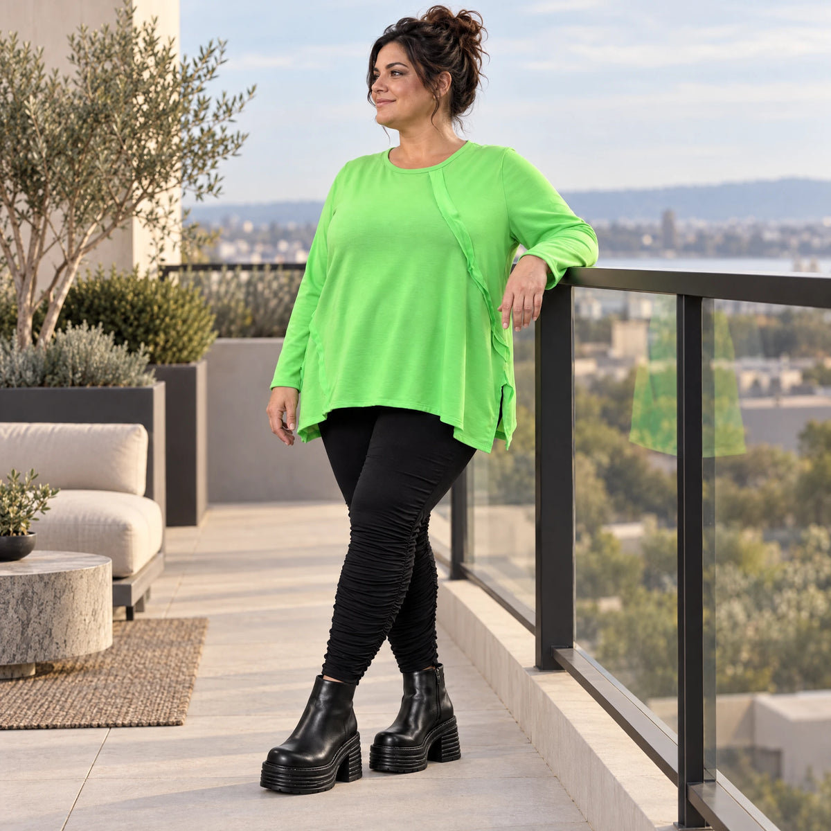 Langarmshirt in Grün aus feinem warmem Stretchjersey aus Italien mit fließender A-Linie