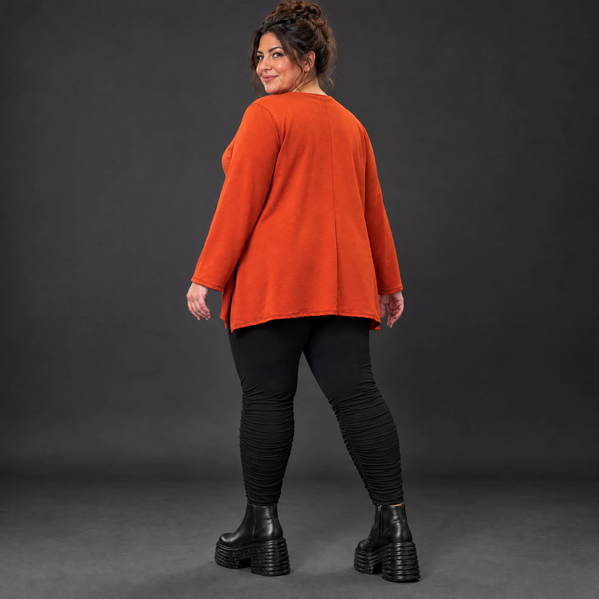 Langarmshirt in Orange mit Rundhalsausschnitt und fließender A-Linie aus Stretchjersey