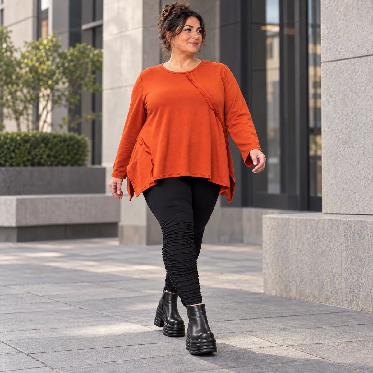 Langarmshirt in Orange mit Rundhalsausschnitt und fließender A-Linie aus Stretchjersey
