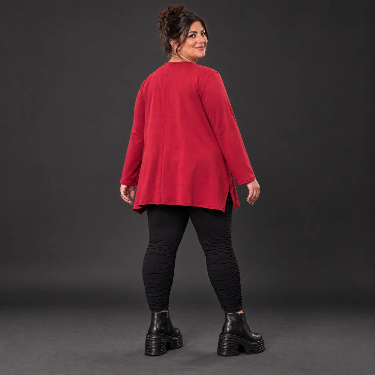 Rotes Langarmshirt mit fließender A-Linie aus weichem Stretchjersey gefertigt in Italien