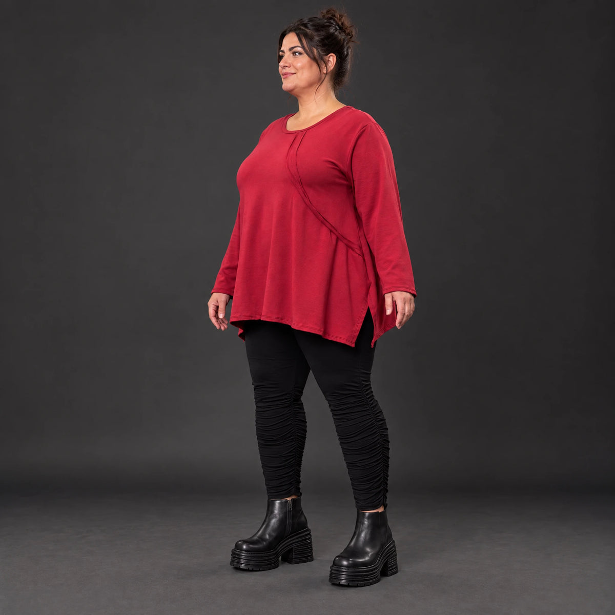 Rotes Langarmshirt mit fließender A-Linie aus weichem Stretchjersey gefertigt in Italien