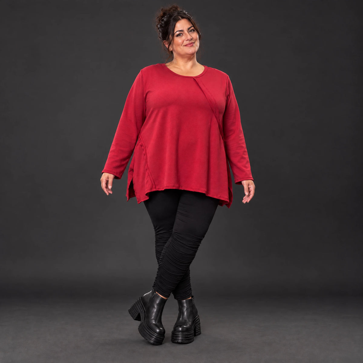 Rotes Langarmshirt mit fließender A-Linie aus weichem Stretchjersey gefertigt in Italien