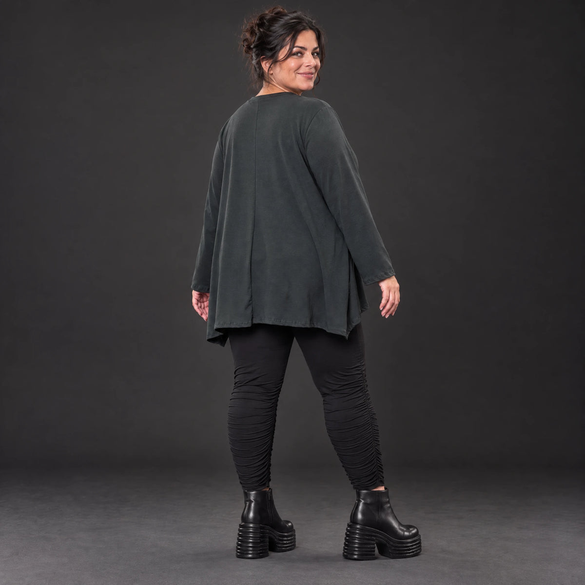 Schwarzes Langarmshirt Basic in fließender A-Linie aus weichem Stretchjersey aus Italien