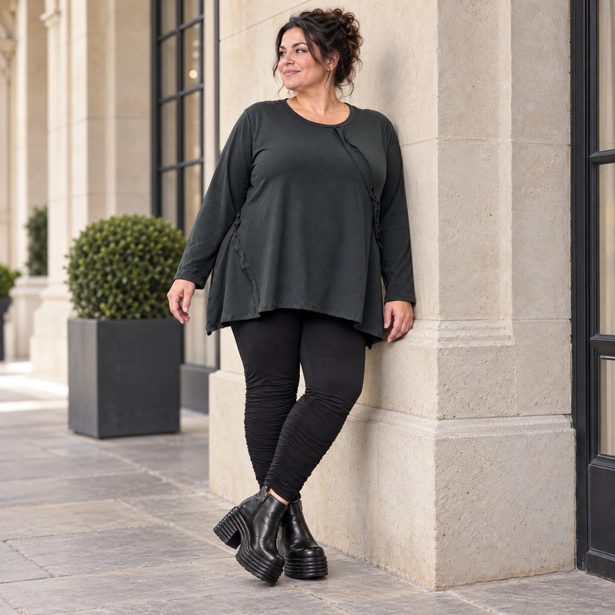 Schwarzes Langarmshirt Basic in fließender A-Linie aus weichem Stretchjersey aus Italien