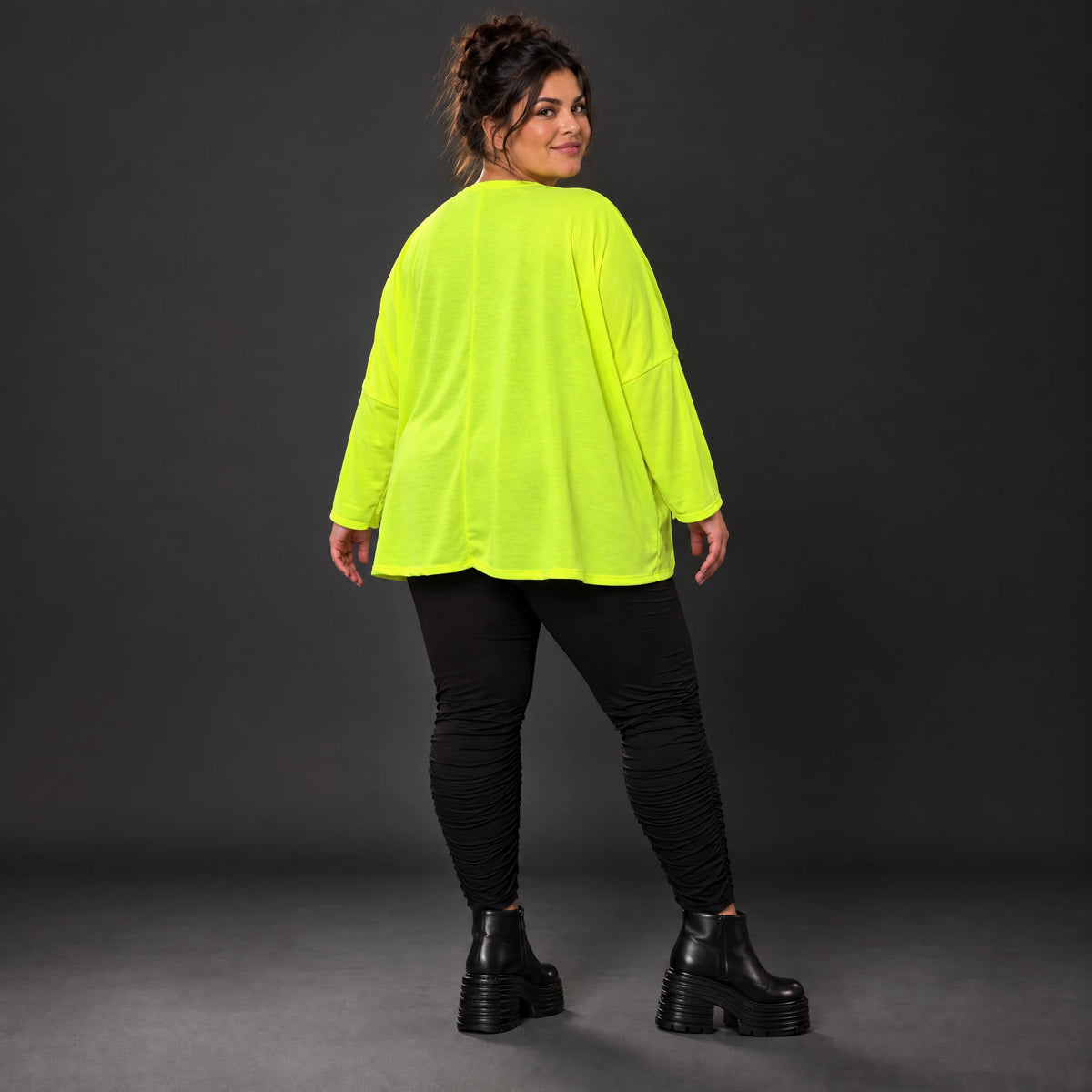 Lässiges Langarmshirt in leuchtendem Neongelb mit V-Ausschnitt aus weichem Stretchjersey